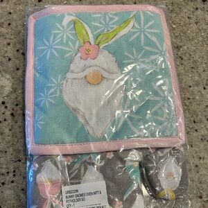 ModCloth oven mitt and pot holder in bunny gnomes pattern